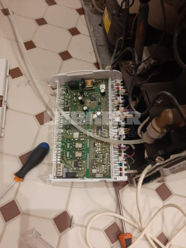 Ремонт и замена электронных модулей управления, блоков инвертора, плат индикации холодильников Либхер